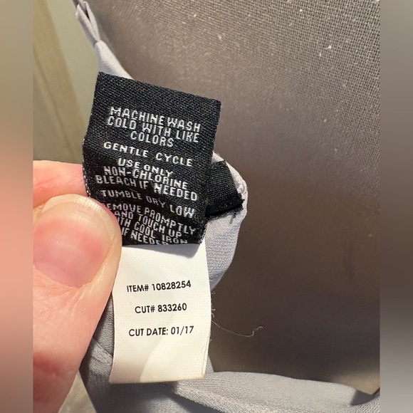 Torrid light grey tank size 1 small snag on front still great condition - Picture 6 of 6